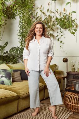 Kelly Brook in White Linen Shirt & Jean