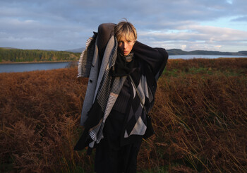 https://www.prshots.es/contents/archives/1940/997/images/thumb350x287_auto/barbour-rosemary-cape-rrp-139-barbour-melody-scarf-rrp-34.95-ava_706aa_thumb.jpg