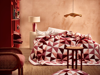 https://www.prshots.es/contents/archives/329/362/images/thumb350x287_auto/oliver-bonas_burgundy-pink-gingham-patchwork-quilt_fa01e_thumb.jpg