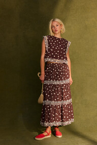 https://www.prshots.es/contents/archives/329/362/images/thumb350x287_auto/oliver-bonas_chocolate-brown-polka-dot-scalloped-cutwork-midi-sk_7a9a6_thumb.jpg