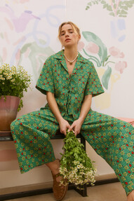 https://www.prshots.es/contents/archives/329/362/images/thumb350x287_auto/oliver-bonas_green-strawberry-cropped-wide-leg-trousers-gbp68_thumb.jpg