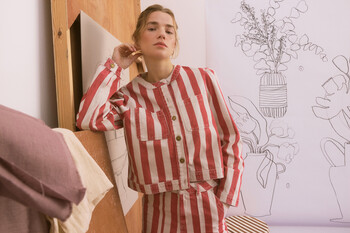 https://www.prshots.es/contents/archives/329/362/images/thumb350x287_auto/oliver-bonas_red-ecru-striped-denim-jacket-gbp78-landscape_thumb.jpg