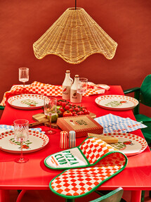 https://www.prshots.es/contents/archives/329/362/images/thumb350x287_auto/oliver_bonas_pizza-club-chilli-oil-bottle_15_1_b8b26_thumb.jpg