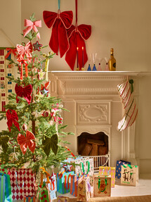 https://www.prshots.es/contents/archives/329/362/images/thumb350x287_auto/oliver_bonas_striped-red-velvet-bow-christmas-tree-topper-16.5.j_c09c3_thumb.jpg