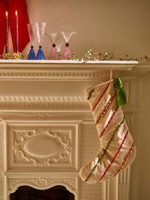 https://www.prshots.es/contents/archives/329/362/images/thumb350x287_auto/oliver_bonas_velvet-bow-ribbon-striped-stocking-25_thumb.jpg