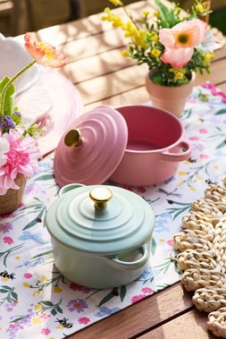 B&M HOME SS26 // GARDEN LIFE DINING // MINI ROUND CERAMIC CASSEROLE DISH £4 // FLORAL RUNNER WITH SCALLOP EDGE £5 // FLORAL RUNNER WITH SCALLOP EDGE £5 //