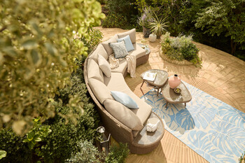 https://www.prshots.es/contents/archives/3552/1530/images/thumb350x287_auto/dobbies-garden-centres_alps-curved-sofa-gbp1599-portofino-wine-g_9494c_thumb.jpg