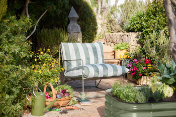 https://www.prshots.es/contents/archives/3552/1530/images/thumb350x287_auto/dobbies-garden-centres_riva-striped-chair-gbp129_thumb.jpg