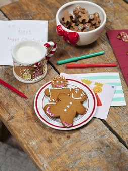 Culpitt Gingerbread Man Sugar Pipings 12 Pack £3.30 Whisk Red Foil Cupcake Cases 50 Pack £4