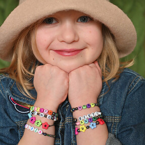 https://www.prshots.es/contents/archives/3746/1580/images/thumb350x287_auto/hobbycraft-hobbycraft-how-to-make-personalised-friendship-bracel_33785_thumb.jpg