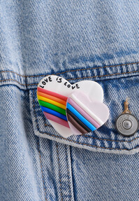 https://www.prshots.es/contents/archives/3746/1580/images/thumb350x287_auto/hobbycraft_hobbycraft-pride-rainbow-heart-badges-with-fimo-works_f429a_thumb.jpg
