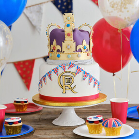 https://www.prshots.es/contents/archives/3746/1580/images/thumb350x287_auto/hobbycraft_how-to-make-a-coronation-cake-project_thumb.jpg