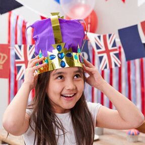 https://www.prshots.es/contents/archives/3746/1580/images/thumb350x287_auto/hobbycraft_how-to-make-a-showstopper-crown_1_2a016_thumb.jpg