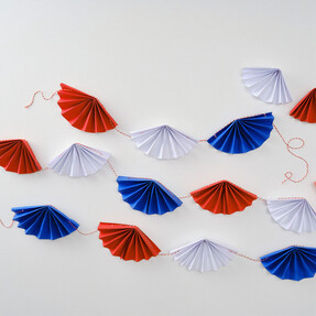 https://www.prshots.es/contents/archives/3746/1580/images/thumb350x287_auto/hobbycraft_how-to-make-paper-fan-bunting-project_1_027a5_thumb.jpg