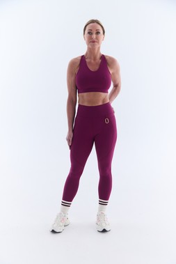 ELEVATE Sports bra £45 & ELEVATE Leggings £80 & Ultimate Grip Stripe Slouch Socks £12.00