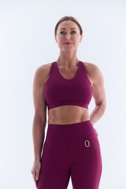 ELEVATE Sports bra £45 & ELEVATE Leggings £80 & Ultimate Grip Stripe Slouch Socks £12.00