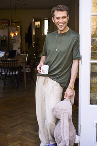 https://www.prshots.es/contents/archives/3885/1632/images/thumb350x287_auto/neem-london_zq-merino-wool-jersey-olive-t-shirt_95_thumb.jpg