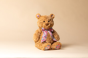 https://www.prshots.es/contents/archives/4463/1742/images/thumb350x287_auto/jellycat_liberty-bear-d-wilshire-20-copy_thumb.jpg