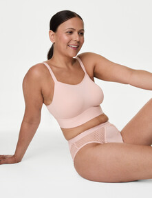 https://www.prshots.es/contents/archives/98/201/images/thumb350x287_auto/marks_amp_spencer_ms-non-wired-post-surgery-cami-bra-a-h-18-pin__d1fd0_thumb.jpg